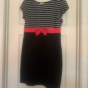 Fitted dress with coral bow